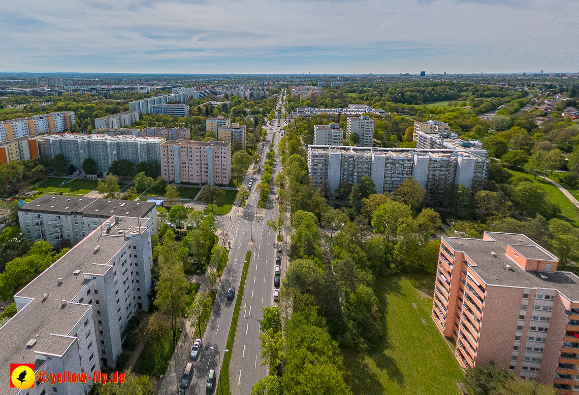 04.05.2023 - Luftbilder von der Fassadensanierung am Karl-Marx-Ring 11-21 in Neuperlach